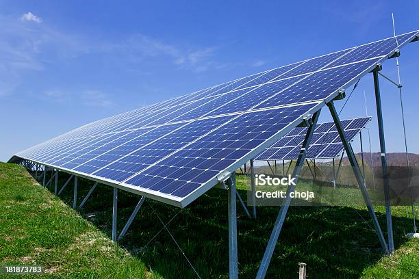 Painéis Solares Sobre Um Dia Soalheiro Contra Claro Céu Azul - Fotografias de stock e mais imagens de Central de Energia Solar