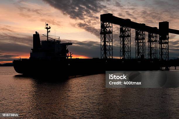 Foto de Petroleiro Industrial Ao Pôrdosol e mais fotos de stock de América do Norte - América do Norte, Baía Elliott, Embarcação industrial