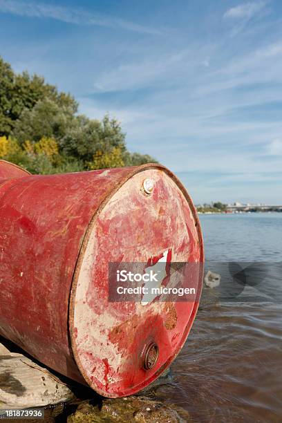 Contaminación De Aguas Foto de stock y más banco de imágenes de Agua - Agua, Aire libre, Barril