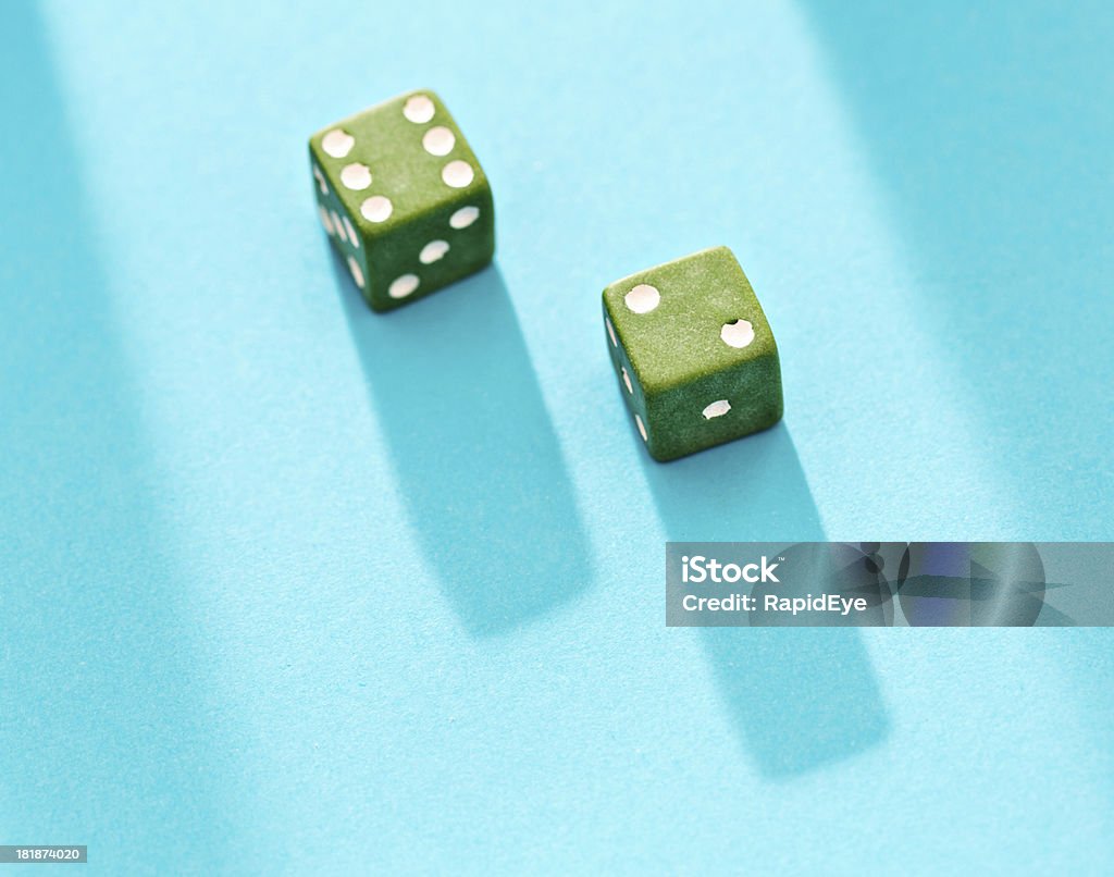 Dois verde dado mostrando 8 a bright blue - Royalty-free Dado Foto de stock