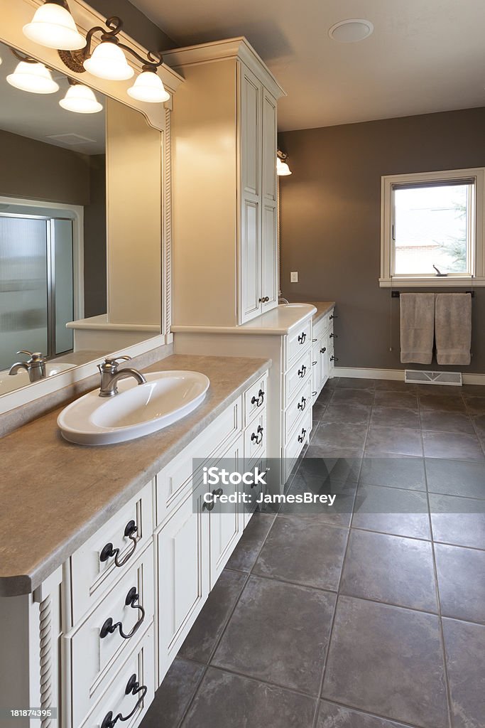 エレガントなバスルームには、カスタムデザインの高級家具とタイルの床 - お手洗いのロイヤリティフリーストックフォト