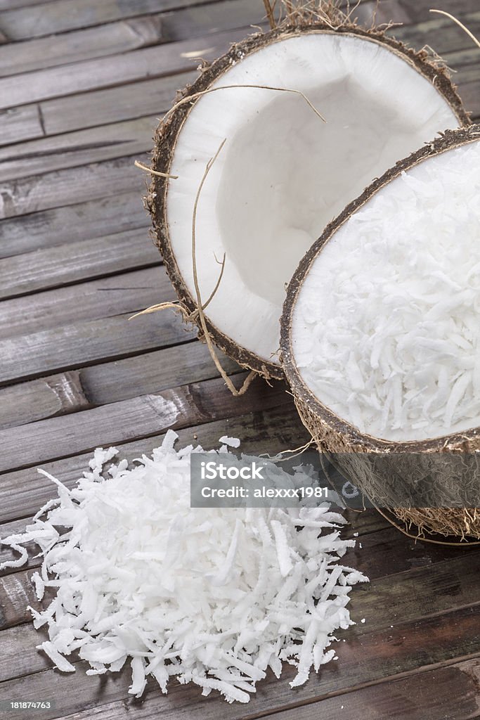 coconut flocos e abrir coco sobre uma superfície de Bambu - Royalty-free Aberto Foto de stock