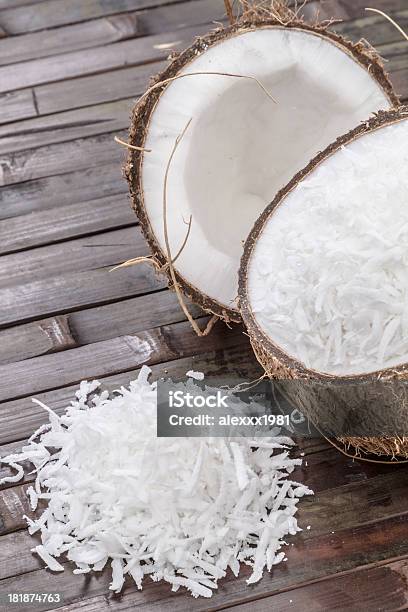 Coconut Flocos E Abrir Coco Sobre Uma Superfície De Bambu - Fotografias de stock e mais imagens de Aberto