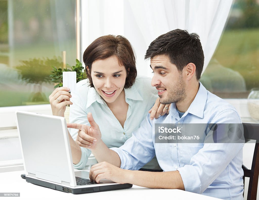 Casal feliz compras online - Royalty-free 20-29 Anos Foto de stock