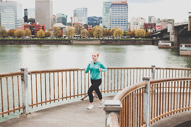 sportowy kobieta działa w mieście, miejski scena - running jogging urban scene city life zdjęcia i obrazy z banku zdjęć