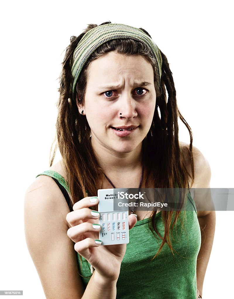 Busted! rebel grimaces jovem, segurando a casa de kit de Exame de Drogas - Foto de stock de 20 Anos royalty-free