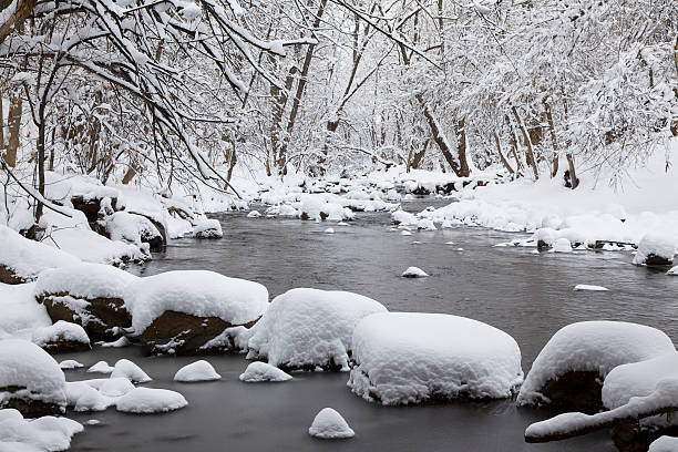 winter wonderland schnee river - winter stream river snowing stock-fotos und bilder