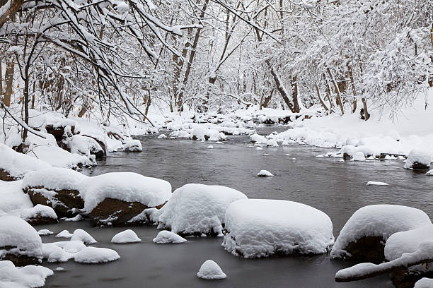 winter wonderland snowy river - winter stream river snowing zdjęcia i obrazy z banku zdjęć