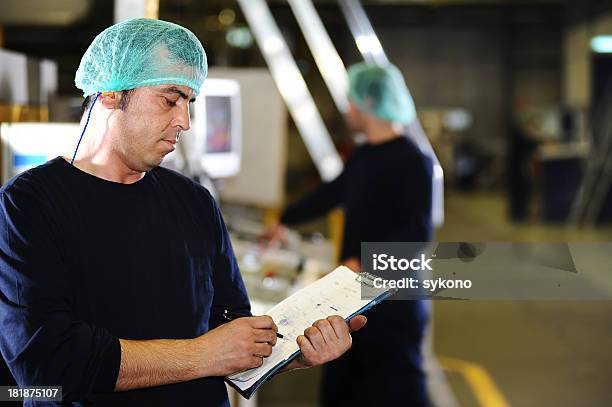 Mann Kontrolle Fabrik Arbeiter Stockfoto und mehr Bilder von Arbeit mit Elektrizität - Arbeit mit Elektrizität, Arbeiter, Arbeitsstätten