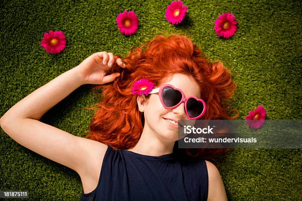 Foto de Redhaired Garota Com Óculos De Sol Deitada Na Grama No Parque e mais fotos de stock de Adolescente