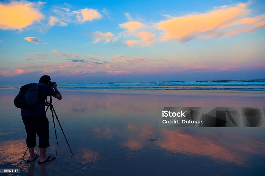 夕暮れのビーチのフォトグラファーに、デジタル一眼レフカメラ、トライポッド - 1人のロイヤリティフリーストックフォト