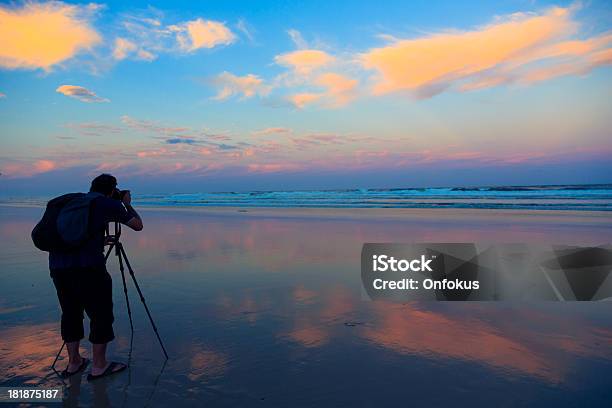 Fotograf Na Zachód Słońca Na Plaży Z Dslr Aparat Fotograficzny I Statywem - zdjęcia stockowe i więcej obrazów Australia