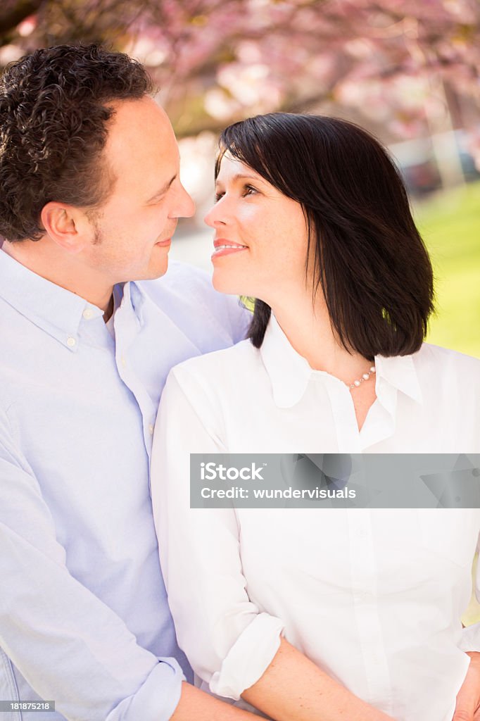 Casal em pé perto, sobre a beijar - Foto de stock de 40-44 anos royalty-free