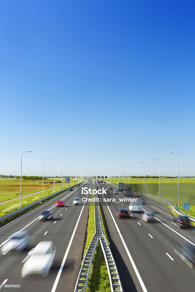 Autopista a través de campos de césped en un día soleado, los Países Bajos - Foto de stock de Países Bajos libre de derechos