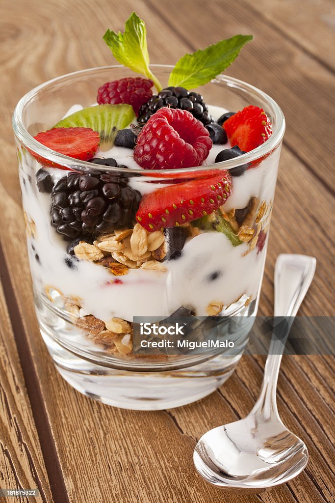 Świeżych owoców i jogurtów - Zbiór zdjęć royalty-free (Jogurt)