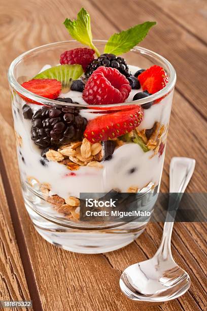 Świeżych Owoców I Jogurtów - zdjęcia stockowe i więcej obrazów Jogurt - Jogurt, Owoc, Parfait