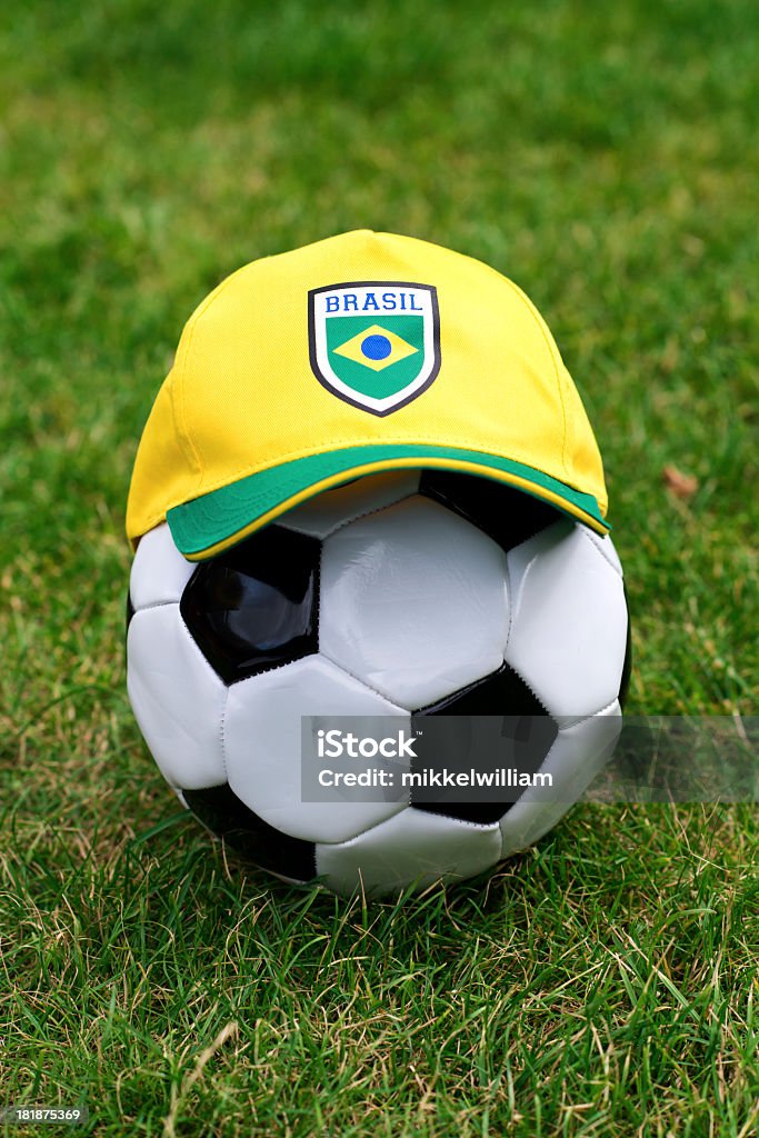 フットボールの芝生とブラジリアンキャップ - 2014年のロイヤリティフリーストックフォト