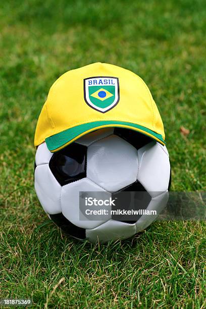 フットボールの芝生とブラジリアンキャップ - 2014年のストックフォトや画像を多数ご用意 - 2014年, アイデア, コンセプト