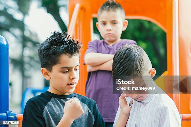 Bullies Über Den Punch Jungen Stockfoto und mehr Bilder von 10-11 Jahre - 10-11 Jahre, Abgeschiedenheit, Angst