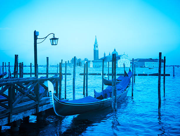 classica vista con gondola di venezia - vignete foto e immagini stock