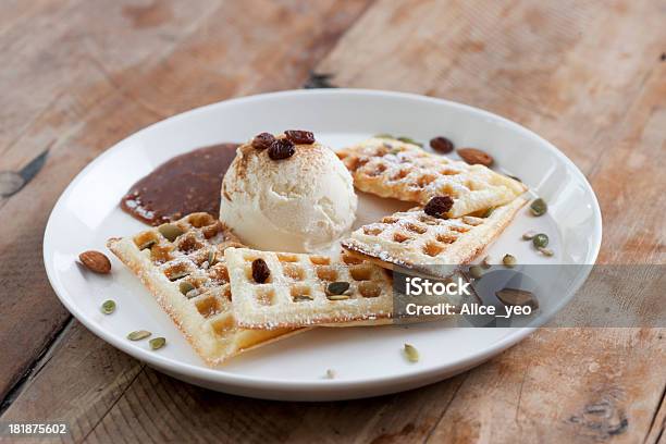 Foto de Waffles Belgas Com Sorvete E Calda e mais fotos de stock de Modelo Waffle - Modelo Waffle, Sorvete, Waffle