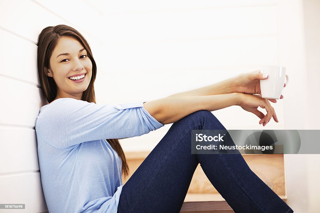 Entspannte Frau mit Kaffee - Lizenzfrei Attraktive Frau Stock-Foto
