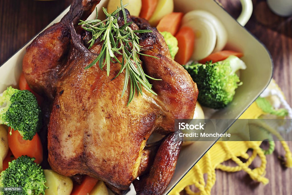 Pollo arrosto con verdure - Foto stock royalty-free di Ala di pollo