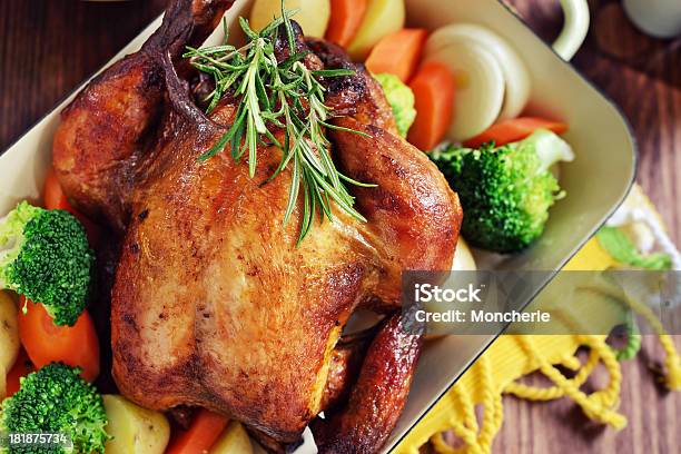 Pollo Arrosto Con Verdure - Fotografie stock e altre immagini di Ala di pollo - Ala di pollo, Ambientazione interna, Arrosto - Cibo cotto