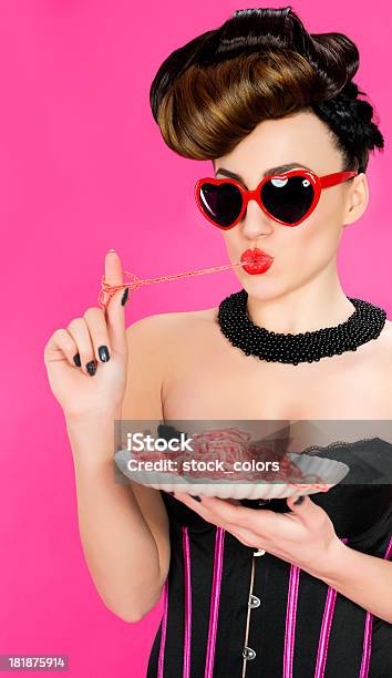 Mujer Comiendo Dulces Spaghetti Foto de stock y más banco de imágenes de Adulto - Adulto, Anticuado, Belleza