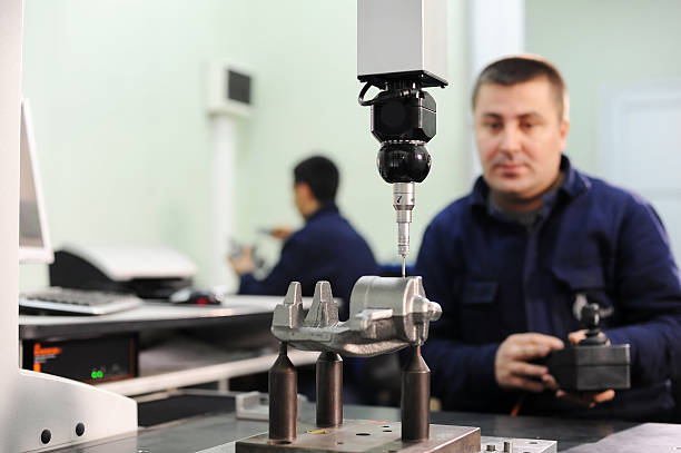 trabajador está revisando calidad de nueva pieza de máquina - adult manual worker automobile industry transportation fotografías e imágenes de stock