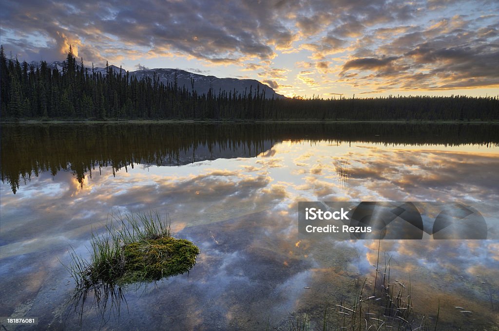 Twilight paysage de montagne avec reflet dans le lac, Canadian Rokies - Photo de Alberta libre de droits