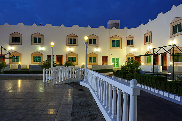 árabe hotel - tourist resort hotel swimming pool night - fotografias e filmes do acervo