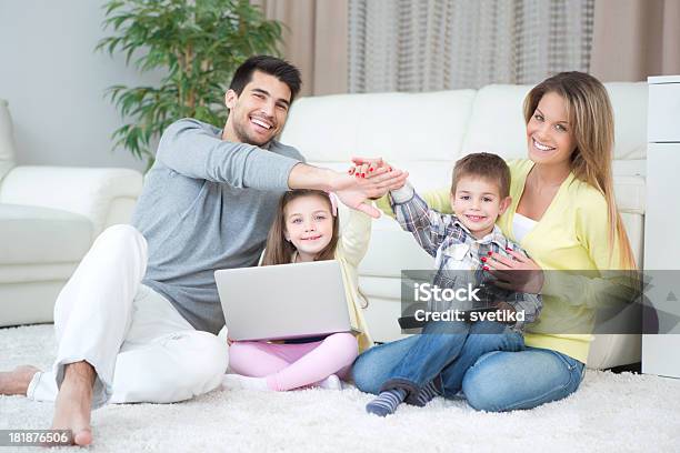 Familia Foto de stock y más banco de imágenes de Moqueta - Moqueta, 2-3 años, 25-29 años