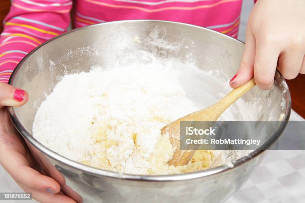 Menina Com Taça De Mistura - Fotografias de stock e mais imagens de Colher de Pau - Colher de Pau, Misturar, Criança