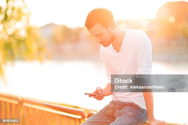 Junger Mann Verwenden Eine Smartphone Im Freien Stockfoto und mehr Bilder von Am Telefon - Am Telefon, Blendenfleck, Cool und Lässig