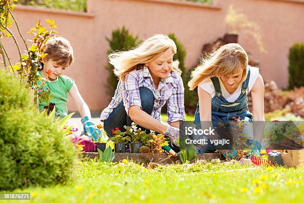 Photo libre de droit de Famille Ensemble De Jardinage En Plein Air banque d'images et plus d'images libres de droit de 25-29 ans - 25-29 ans, 6-7 ans, Activité