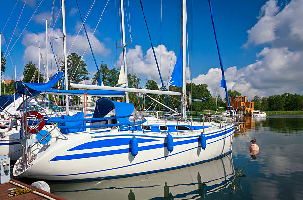 segelboote im yachthafen mikolajki, polen - water reflection marina life jacket stock-fotos und bilder