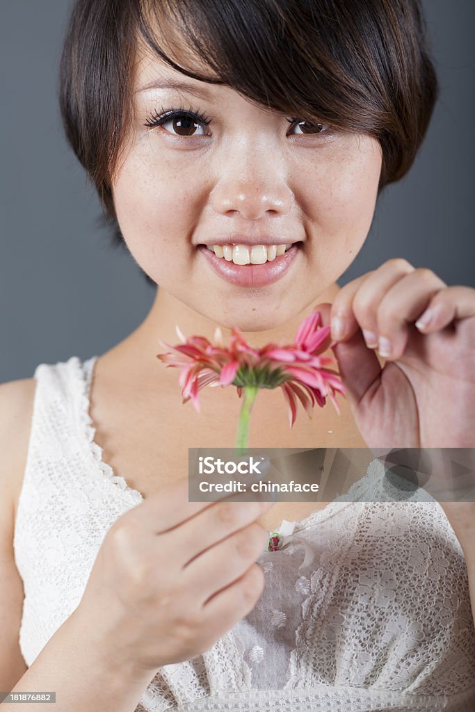 Donna incinta holding rose - Foto stock royalty-free di Abbracciare una persona