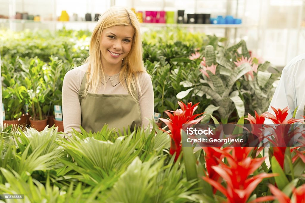 Joven sonriente mujer Florista - Foto de stock de Adulto libre de derechos