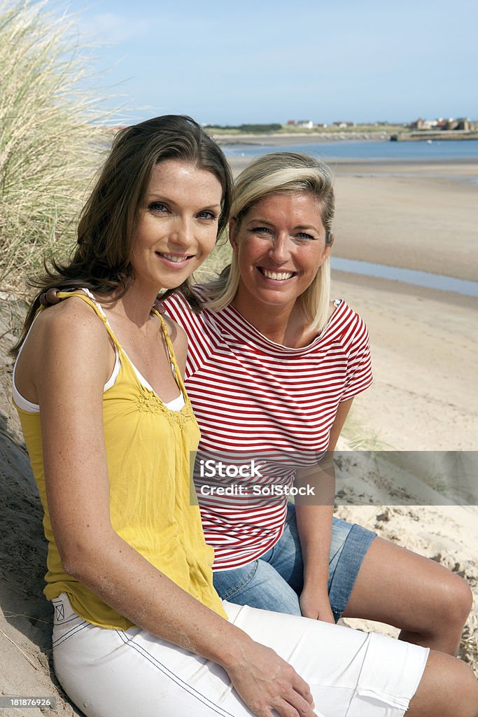 Filles de détente sur la Dune de sable - Photo de Adulte libre de droits