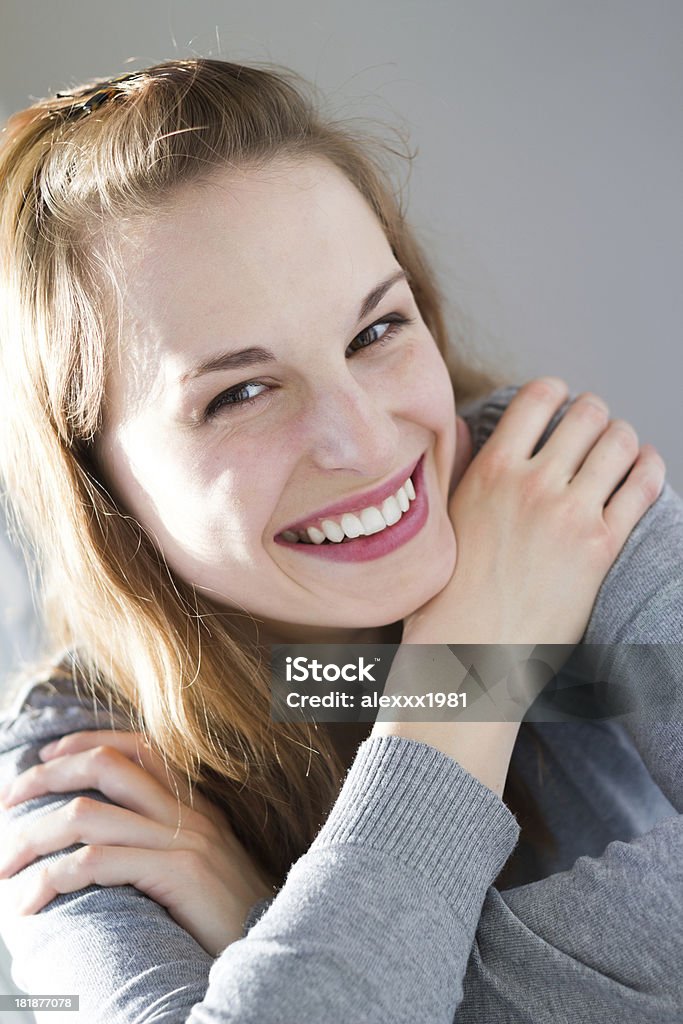 Carina Ragazza adolescente che sorriso - Foto stock royalty-free di Abbigliamento casual