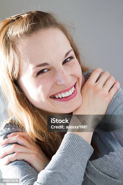 Carina Ragazza Adolescente Che Sorriso - Fotografie stock e altre immagini di Abbigliamento casual - Abbigliamento casual, Adolescente, Adolescenza