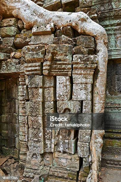 Foto de Crescido Em Excesso Raiz No Templo Ta Prohm e mais fotos de stock de Angkor - Angkor, Anos 1100, Arcaico