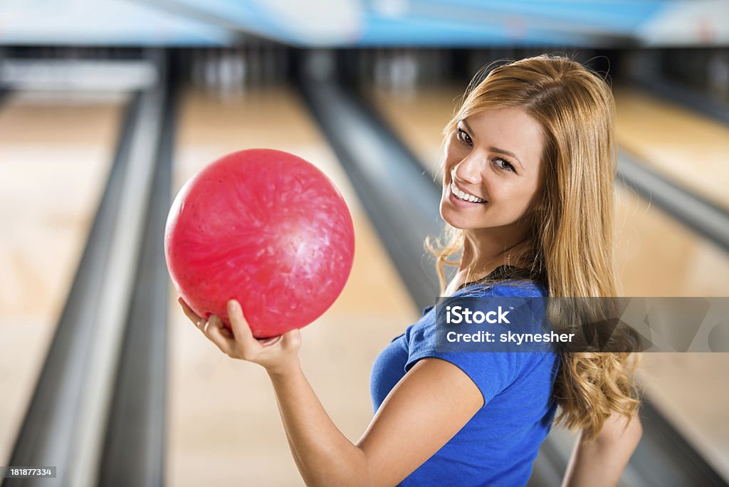 Hermosa mujer joven de retención de bola de bolos. - Foto de stock de 20-24 años libre de derechos