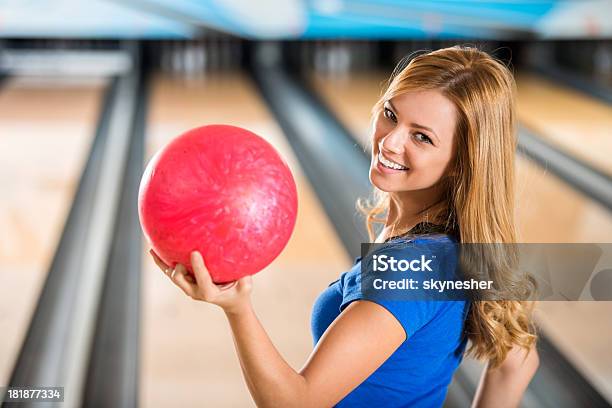 Hermosa Mujer Joven De Retención De Bola De Bolos Foto de stock y más banco de imágenes de 20-24 años - 20-24 años, Actividad, Actividades recreativas