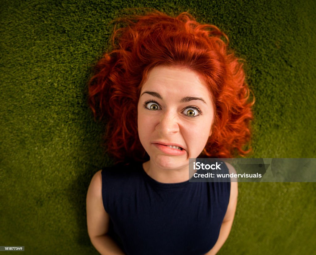 Engraçado garota com cabelo vermelho sobre grama - Foto de stock de Adolescente royalty-free