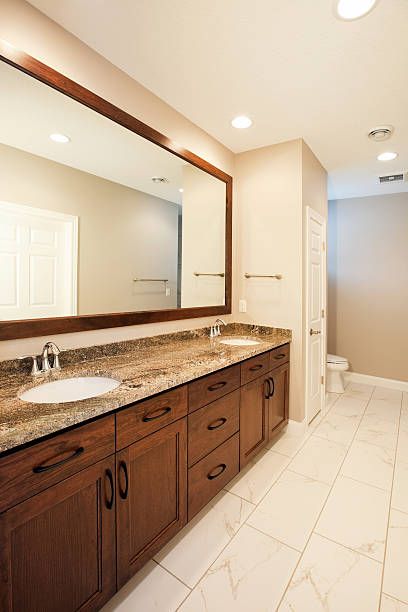 дом ванная комната с двумя раковинами и большим зеркалом - medicine cabinet bathroom bathroom sink door стоковые фото и изображения