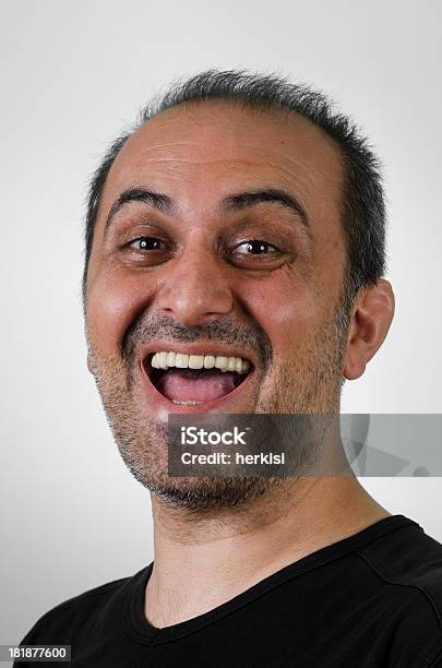 ポートレート中東の男笑顔以上 - 1人のストックフォトや画像を多数ご用意 - 1人, 30-34歳, 30代