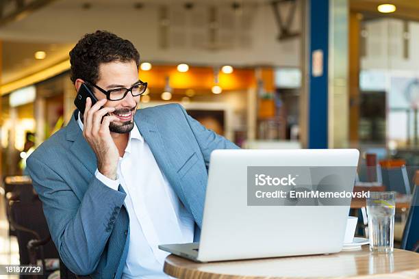 Empresário Com Laptop Fazer Chamada Telefónica - Fotografias de stock e mais imagens de 20-29 Anos - 20-29 Anos, A usar um telefone, Acessibilidade