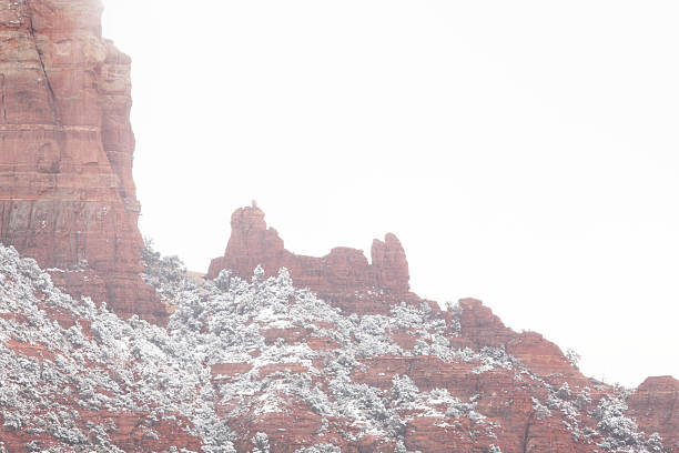 snoopy formação rochosa de inverno vermelho - red rocks rock canyon escarpment imagens e fotografias de stock